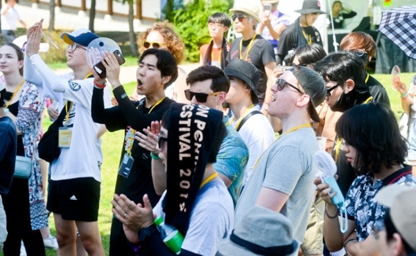 ‘인천 펜타포트 락 페스티벌 2019’가 개막된 9일 인천 송도달빛축제공원에서 밴드 '꼬리물기'가 공연을 펼치고 있다. 오는 11일까지 계속되는 이번 행사는 인천광역시 주최, 인천관광공사와 경기일보가 공동 주관했다. 특별취재반