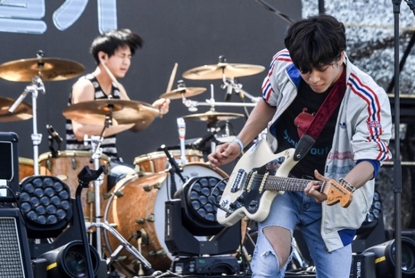 ‘인천 펜타포트 락 페스티벌 2019’가 개막된 9일 인천 송도달빛축제공원에서 밴드 '꼬리물기'가 공연을 펼치고 있다. 오는 11일까지 계속되는 이번 행사는 인천광역시 주최, 인천관광공사와 경기일보가 공동 주관했다. 특별취재반