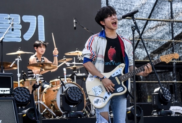 ‘인천 펜타포트 락 페스티벌 2019’가 개막된 9일 인천 송도달빛축제공원에서 밴드 '꼬리물기'가 공연을 펼치고 있다. 오는 11일까지 계속되는 이번 행사는 인천광역시 주최, 인천관광공사와 경기일보가 공동 주관했다. 특별취재반