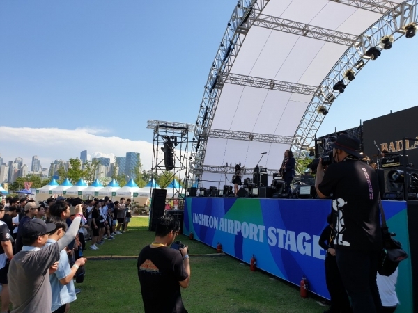 9일 오후 송도달빛축제공원에서 열린 인천펜타포트락페스티벌2019에서 관람객들이 무대를 즐기고 있다. 장건기자