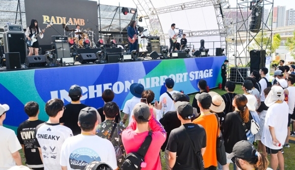 ‘인천 펜타포트 락 페스티벌 2019’가 개막된 9일 인천 송도달빛축제공원에서 밴드BADLAMB(배드램)이 멋진 공연을 펼치고 있다. 오는 11일까지 계속되는 이번 행사는 인천광역시 주최, 인천관광공사와 경기일보가 공동 주관했다. 특별취재반