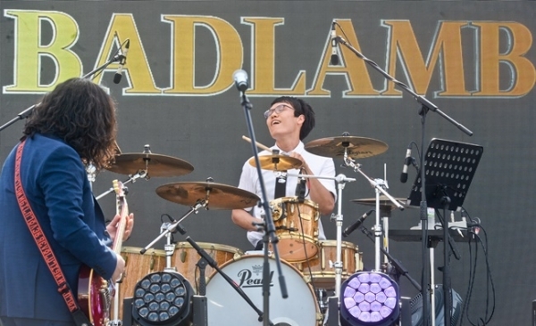 ‘인천 펜타포트 락 페스티벌 2019’가 개막된 9일 인천 송도달빛축제공원에서 밴드BADLAMB(배드램)이 멋진 공연을 펼치고 있다. 오는 11일까지 계속되는 이번 행사는 인천광역시 주최, 인천관광공사와 경기일보가 공동 주관했다. 특별취재반