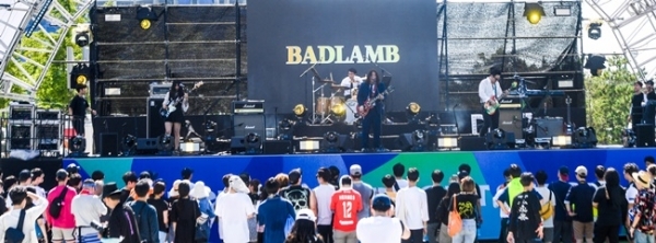 ‘인천 펜타포트 락 페스티벌 2019’가 개막된 9일 인천 송도달빛축제공원에서 밴드BADLAMB(배드램)이 멋진 공연을 펼치고 있다. 오는 11일까지 계속되는 이번 행사는 인천광역시 주최, 인천관광공사와 경기일보가 공동 주관했다. 특별취재반