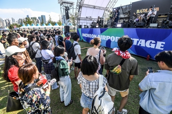 ‘인천 펜타포트 락 페스티벌 2019’가 개막된 9일 인천 송도달빛축제공원에서 밴드BADLAMB(배드램)이 멋진 공연을 펼치고 있다. 오는 11일까지 계속되는 이번 행사는 인천광역시 주최, 인천관광공사와 경기일보가 공동 주관했다. 특별취재반