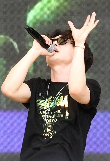 ‘인천 펜타포트 락 페스티벌 2019’가 개막된 9일 인천 송도국제도시 달빛축제공원에서 유명 락 밴드 에이플세컨드가 멋진 공연을 펼치고 있다. 오는 11일까지 계속되는 이번 행사는 인천광역시 주최, 인천관광공사와 경기일보가 공동 주관했다.특별취재반
