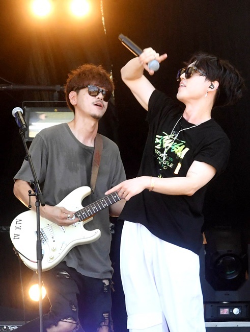 ‘인천 펜타포트 락 페스티벌 2019’가 개막된 9일 인천 송도국제도시 달빛축제공원에서 유명 락 밴드 에이플세컨드가 멋진 공연을 펼치고 있다. 오는 11일까지 계속되는 이번 행사는 인천광역시 주최, 인천관광공사와 경기일보가 공동 주관했다.특별취재반