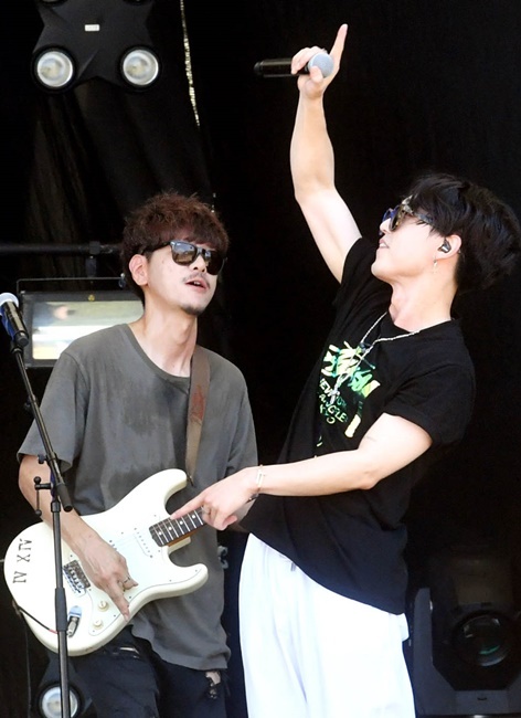 ‘인천 펜타포트 락 페스티벌 2019’가 개막된 9일 인천 송도국제도시 달빛축제공원에서 유명 락 밴드 에이플세컨드가 멋진 공연을 펼치고 있다. 오는 11일까지 계속되는 이번 행사는 인천광역시 주최, 인천관광공사와 경기일보가 공동 주관했다.특별취재반