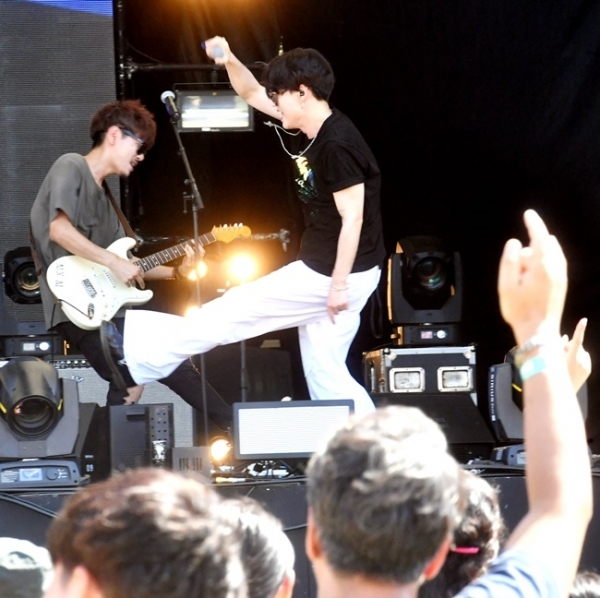 ‘인천 펜타포트 락 페스티벌 2019’가 개막된 9일 인천 송도국제도시 달빛축제공원에서 유명 락 밴드 에이플세컨드가 멋진 공연을 펼치고 있다. 오는 11일까지 계속되는 이번 행사는 인천광역시 주최, 인천관광공사와 경기일보가 공동 주관했다.특별취재반