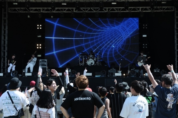 ‘인천 펜타포트 락 페스티벌 2019’가 개막된 9일 인천 송도국제도시 달빛축제공원에서 유명 락 밴드 에이플세컨드가 멋진 공연을 펼치고 있다. 오는 11일까지 계속되는 이번 행사는 인천광역시 주최, 인천관광공사와 경기일보가 공동 주관했다.특별취재반