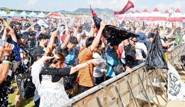 ‘인천 펜타포트 락 페스티벌 2019’가 개막된 9일 인천 송도달빛축제공원에서 유명 락 밴드 럭스(RUX)가 멋진 공연을 펼치고 있다. 오는 11일까지 계속되는 이번 행사는 인천광역시 주최, 인천관광공사와 경기일보가 공동 주관했다. 특별취재반
