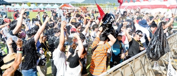 ‘인천 펜타포트 락 페스티벌 2019’가 개막된 9일 인천 송도달빛축제공원에서 유명 락 밴드 럭스(RUX)가 멋진 공연을 펼치고 있다. 오는 11일까지 계속되는 이번 행사는 인천광역시 주최, 인천관광공사와 경기일보가 공동 주관했다. 특별취재반