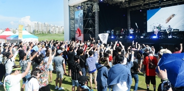 ‘인천 펜타포트 락 페스티벌 2019’가 개막된 9일 인천 송도달빛축제공원에서 유명 락 밴드 럭스(RUX)가 멋진 공연을 펼치고 있다. 오는 11일까지 계속되는 이번 행사는 인천광역시 주최, 인천관광공사와 경기일보가 공동 주관했다. 특별취재반