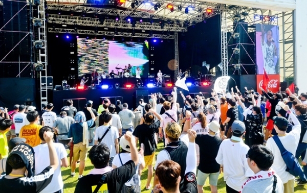 ‘인천 펜타포트 락 페스티벌 2019’가 개막된 9일 인천 송도달빛축제공원에서 유명 락 밴드 럭스(RUX)가 멋진 공연을 펼치고 있다. 오는 11일까지 계속되는 이번 행사는 인천광역시 주최, 인천관광공사와 경기일보가 공동 주관했다. 특별취재반