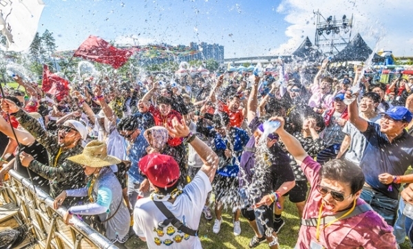 ‘인천 펜타포트 락 페스티벌 2019’가 개막된 9일 인천 송도달빛축제공원에서 유명 락 밴드 럭스(RUX)가 멋진 공연을 펼치고 있다. 오는 11일까지 계속되는 이번 행사는 인천광역시 주최, 인천관광공사와 경기일보가 공동 주관했다. 특별취재반