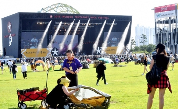 ‘인천 펜타포트 락 페스티벌 2019’가 개막된 9일 인천 송도국제도시 달빛축제공원에서 가수 김종서가 멋진 공연을 펼치고 있는 가운데, 관람객들이 텐트를 치고 있다. 오는 11일까지 계속되는 이번 행사는 인천광역시 주최, 인천관광공사와 경기일보가 공동 주관했다. 특별취재반