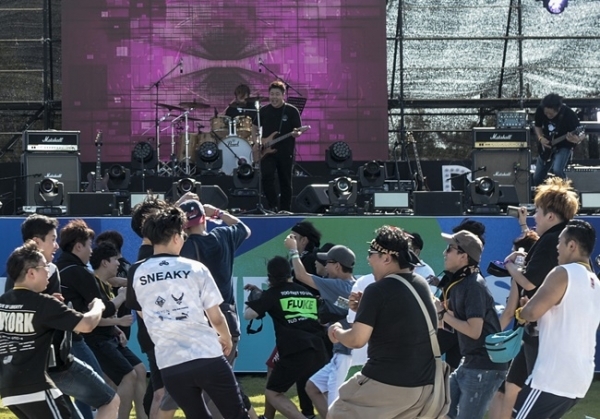 ‘인천 펜타포트 락 페스티벌 2019’가 개막된 9일 인천 송도달빛축제공원에서 밴드 트랩(TRAP)의 공연에 관람객들이 열띤 호응을 보이고 있다. 오는 11일까지 계속되는 이번 행사는 인천광역시 주최, 인천관광공사와 경기일보가 공동 주관했다. 특별취재반