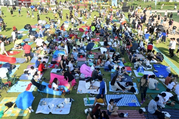 ‘인천 펜타포트 락 페스티벌 2019’가 개막된 9일 인천 송도달빛축제공원에서 관람객들이 편한 자리를 마련해 공연을 즐기고 있다. 오는 11일까지 계속되는 이번 행사는 인천광역시 주최 경기일보 주관으로 열렸다. 특별취재반