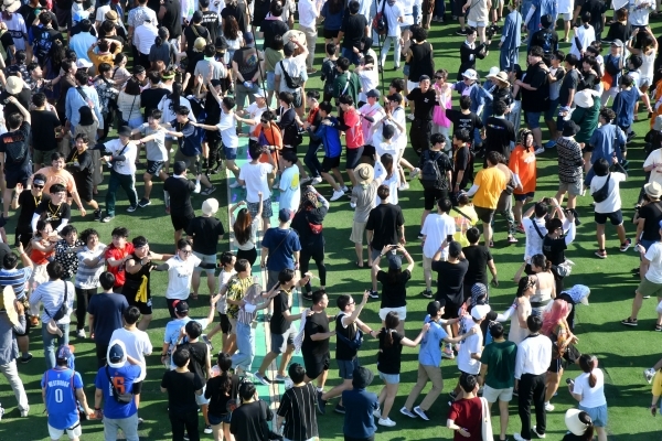 ‘인천 펜타포트 락 페스티벌 2019’가 개막된 9일 인천 송도달빛축제공원에서 관람객들이 유명 밴드의 공연을 온몸으로 즐기고 있다. 오는 11일까지 계속되는 이번 행사는 인천광역시 주최 경기일보 주관으로 열렸다. 특별취재반