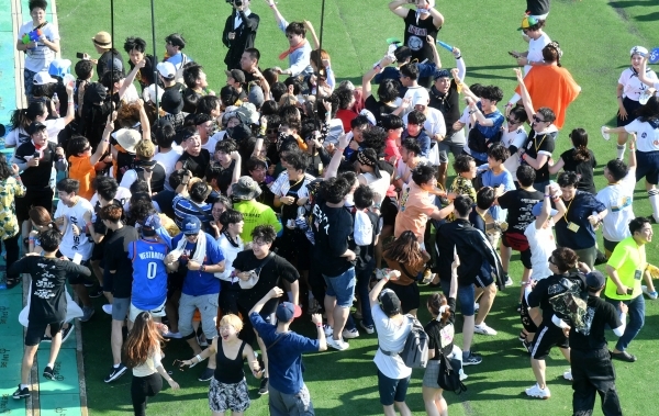 ‘인천 펜타포트 락 페스티벌 2019’가 개막된 9일 인천 송도달빛축제공원에서 관람객들이 유명 밴드의 공연을 온몸으로 즐기고 있다. 오는 11일까지 계속되는 이번 행사는 인천광역시 주최 경기일보 주관으로 열렸다. 특별취재반