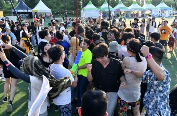 ‘인천 펜타포트 락 페스티벌 2019’가 개막된 9일 인천 송도달빛축제공원에서 행사장을 가득 메운 관람객들이 열정적으로 공연을 즐기고 있다. 오는 11일까지 계속되는 이번 행사는 인천광역시 주최, 인천관광공사와 경기일보가 공동 주관했다.특별취재반