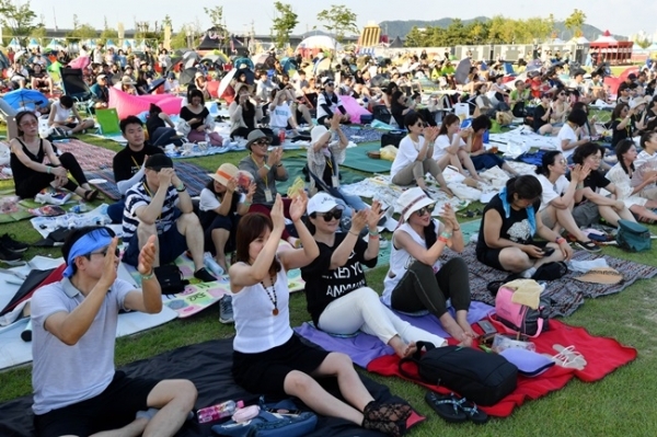 ‘인천 펜타포트 락 페스티벌 2019’가 개막된 9일 인천 송도달빛축제공원에서 관람객들이 편한 자세로 공연을 즐기고 있다. 오는 11일까지 계속되는 이번 행사는 인천광역시 주최, 인천관광공사와 경기일보가 공동 주관했다.특별취재반
