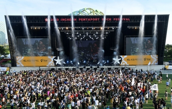 ‘인천 펜타포트 락 페스티벌 2019’가 개막된 9일 인천 송도달빛축제공원에서 관람객들을 향해 쏘아지는 물대포가 열기를 식혀주고 있다. 오는 11일까지 계속되는 이번 행사는 인천광역시 주최, 인천관광공사와 경기일보가 공동 주관했다. 특별취재반