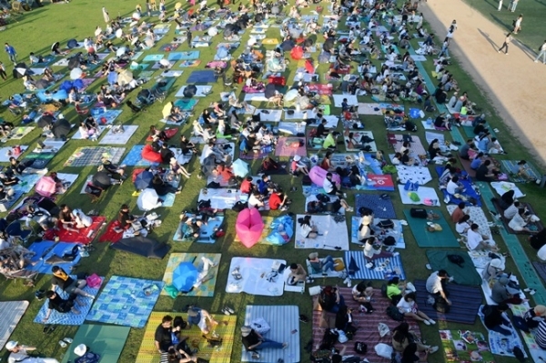 ‘인천 펜타포트 락 페스티벌 2019’가 개막된 9일 인천 송도달빛축제공원에서 관람객들이 편한 자세로 공연을 즐기고 있다. 오는 11일까지 계속되는 이번 행사는 인천광역시 주최, 인천관광공사와 경기일보가 공동 주관했다.특별취재반
