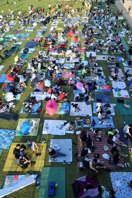 ‘인천 펜타포트 락 페스티벌 2019’가 개막된 9일 인천 송도달빛축제공원에서 관람객들이 편한 자세로 공연을 즐기고 있다. 오는 11일까지 계속되는 이번 행사는 인천광역시 주최, 인천관광공사와 경기일보가 공동 주관했다.특별취재반