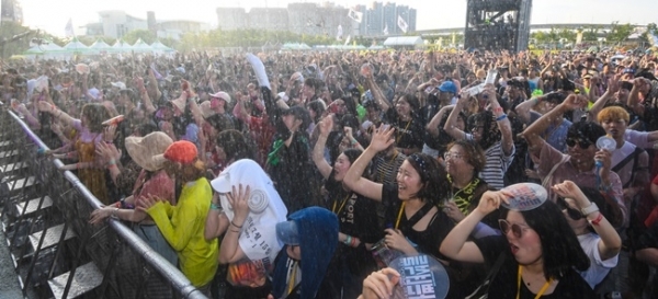 ‘인천 펜타포트 락 페스티벌 2019’가 개막된 9일 인천 송도달빛축제공원에서 가수 장범준의 멋진 공연에 환호하고 있다. 오는 11일까지 계속되는 이번 행사는 인천광역시 주최, 인천관광공사와 경기일보가 공동 주관했다. 특별취재반