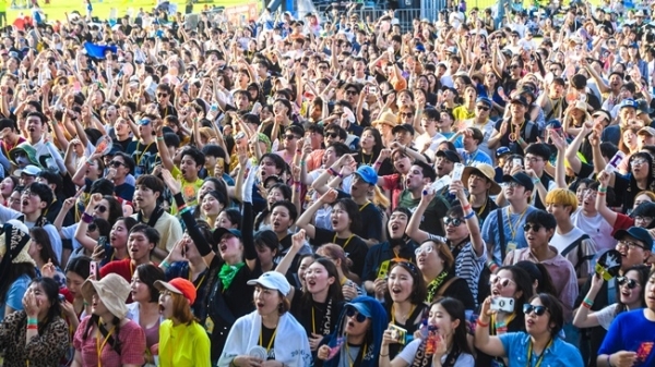 ‘인천 펜타포트 락 페스티벌 2019’가 개막된 9일 인천 송도달빛축제공원에서 가수 장범준의 멋진 공연에 환호하고 있다. 오는 11일까지 계속되는 이번 행사는 인천광역시 주최, 인천관광공사와 경기일보가 공동 주관했다. 특별취재반