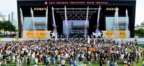 ‘인천 펜타포트 락 페스티벌 2019’가 개막된 9일 인천 송도달빛축제공원에서 가수 장범준의 멋진 공연에 환호하고 있다. 오는 11일까지 계속되는 이번 행사는 인천광역시 주최, 인천관광공사와 경기일보가 공동 주관했다. 특별취재반
