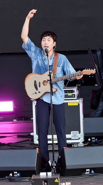 ‘인천 펜타포트 락 페스티벌 2019’가 개막된 9일 인천 송도달빛축제공원에서 가수 장범준이 공연을 펼치고 있다. 오는 11일까지 계속되는 이번 행사는 인천광역시 주최, 인천관광공사와 경기일보가 공동 주관했다. 특별취재반