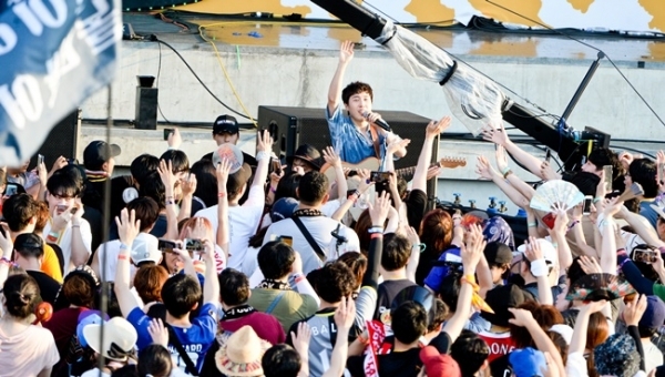 ‘인천 펜타포트 락 페스티벌 2019’가 개막된 9일 인천 송도달빛축제공원에서 가수 장범준이 공연을 펼치고 있다. 오는 11일까지 계속되는 이번 행사는 인천광역시 주최, 인천관광공사와 경기일보가 공동 주관했다. 특별취재반