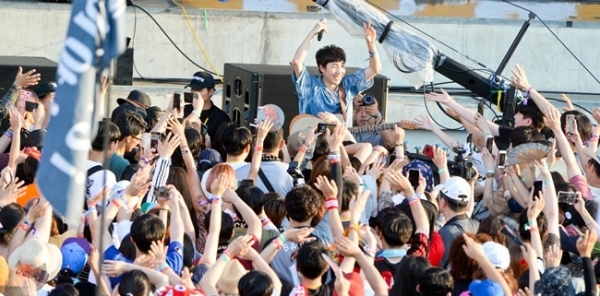 ‘인천 펜타포트 락 페스티벌 2019’가 개막된 9일 인천 송도달빛축제공원에서 가수 장범준의 멋진 공연에 환호하고 있다. 오는 11일까지 계속되는 이번 행사는 인천광역시 주최, 인천관광공사와 경기일보가 공동 주관했다. 특별취재반