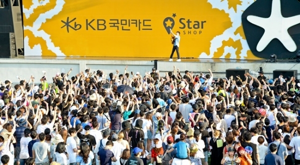 ‘인천 펜타포트 락 페스티벌 2019’가 개막된 9일 인천 송도달빛축제공원에서 가수 장범준의 멋진 공연에 환호하고 있다. 오는 11일까지 계속되는 이번 행사는 인천광역시 주최, 인천관광공사와 경기일보가 공동 주관했다. 특별취재반