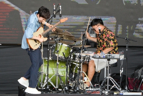 ‘인천 펜타포트 락 페스티벌 2019’가 개막된 9일 인천 송도달빛축제공원에서 가수 장범준이 공연을 펼치고 있다. 오는 11일까지 계속되는 이번 행사는 인천광역시 주최, 인천관광공사와 경기일보가 공동 주관했다. 특별취재반