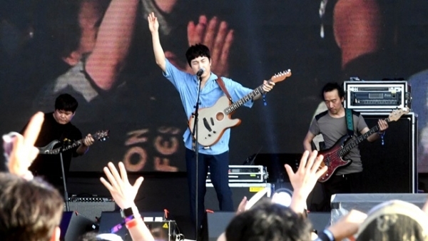 ‘인천 펜타포트 락 페스티벌 2019’가 개막된 9일 인천 송도달빛축제공원에서 가수 장범준이 공연을 펼치고 있다. 오는 11일까지 계속되는 이번 행사는 인천광역시 주최, 인천관광공사와 경기일보가 공동 주관했다. 특별취재반