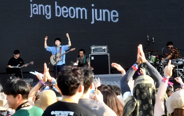 ‘인천 펜타포트 락 페스티벌 2019’가 개막된 9일 인천 송도달빛축제공원에서 가수 장범준이 공연을 펼치고 있다. 오는 11일까지 계속되는 이번 행사는 인천광역시 주최, 인천관광공사와 경기일보가 공동 주관했다. 특별취재반