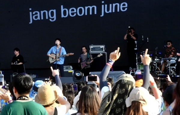 ‘인천 펜타포트 락 페스티벌 2019’가 개막된 9일 인천 송도달빛축제공원에서 가수 장범준이 공연을 펼치고 있다. 오는 11일까지 계속되는 이번 행사는 인천광역시 주최, 인천관광공사와 경기일보가 공동 주관했다. 특별취재반