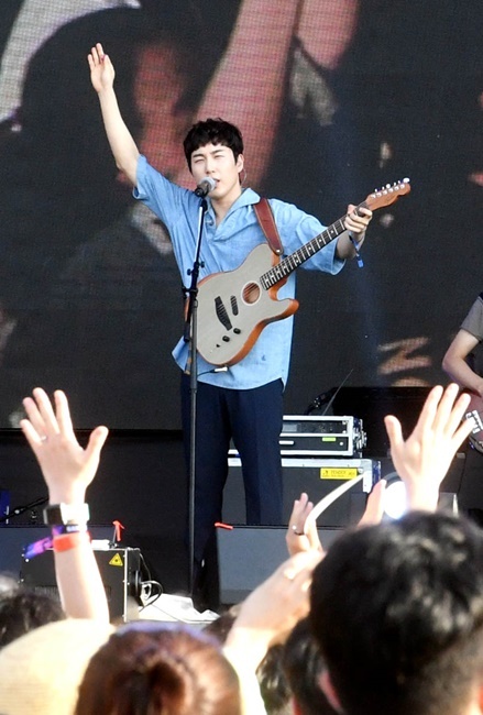 ‘인천 펜타포트 락 페스티벌 2019’가 개막된 9일 인천 송도달빛축제공원에서 가수 장범준이 공연을 펼치고 있다. 오는 11일까지 계속되는 이번 행사는 인천광역시 주최, 인천관광공사와 경기일보가 공동 주관했다. 특별취재반