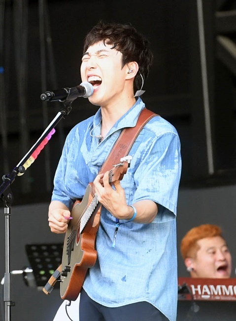 ‘인천 펜타포트 락 페스티벌 2019’가 개막된 9일 인천 송도달빛축제공원에서 가수 장범준이 공연을 펼치고 있다. 오는 11일까지 계속되는 이번 행사는 인천광역시 주최, 인천관광공사와 경기일보가 공동 주관했다. 특별취재반