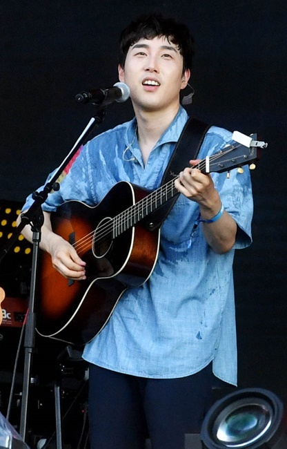 ‘인천 펜타포트 락 페스티벌 2019’가 개막된 9일 인천 송도달빛축제공원에서 가수 장범준이 공연을 펼치고 있다. 오는 11일까지 계속되는 이번 행사는 인천광역시 주최, 인천관광공사와 경기일보가 공동 주관했다. 특별취재반