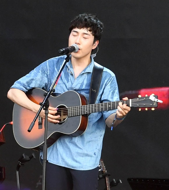 ‘인천 펜타포트 락 페스티벌 2019’가 개막된 9일 인천 송도달빛축제공원에서 가수 장범준이 공연을 펼치고 있다. 오는 11일까지 계속되는 이번 행사는 인천광역시 주최, 인천관광공사와 경기일보가 공동 주관했다. 특별취재반