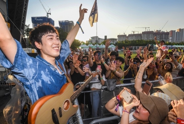 ‘인천 펜타포트 락 페스티벌 2019’가 개막한 9일 인천 송도달빛축제공원에서 가수 장범준이 관객들과 소통하고 있다.오는 11일까지 계속되는 이번 행사는 인천광역시 주최, 인천관광공사와 경기일보가 공동 주관했다. 특별취재반