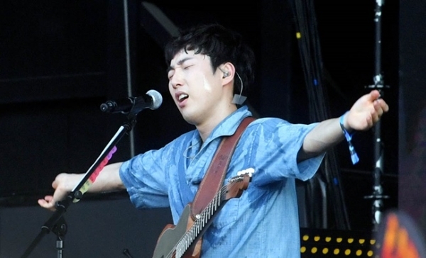 ‘인천 펜타포트 락 페스티벌 2019’가 개막된 9일 인천 송도국제도시 달빛축제공원에서 유명 락 밴드 에프린센컨드가 멋진 공연을 펼치고 있다. 오는 11일까지 계속되는 이번 행사는 인천광역시 주최, 인천관광공사와 경기일보가 공동 주관했다.특별취재반