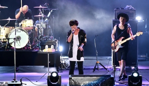 '인천 펜타포트 락 페스티벌 2019'가 개막된 9일 인천 송도국제도시 달빛축제공원에서 윤도현밴드(YB)가 열정적인 공연을 펼치고 있다. 오는 11일까지 계속될 이번 행사는 인천광역시 주최, 인천관광공사와 경기일보가 공동주관했다. 특별취재반