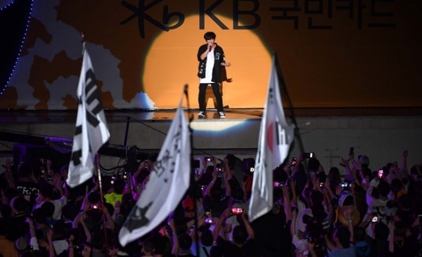 '인천 펜타포트 락 페스티벌 2019'가 개막된 9일 인천 송도국제도시 달빛축제공원에서 윤도현밴드(YB)가 열정적인 공연을 펼치고 있다. 오는 11일까지 계속될 이번 행사는 인천광역시 주최, 인천관광공사와 경기일보가 공동주관했다. 특별취재반