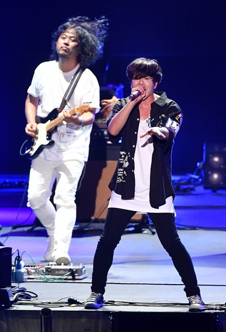 '인천 펜타포트 락 페스티벌 2019'가 개막된 9일 인천 송도국제도시 달빛축제공원에서 윤도현밴드(YB)가 열정적인 공연을 펼치고 있다. 오는 11일까지 계속될 이번 행사는 인천광역시 주최, 인천관광공사와 경기일보가 공동주관했다. 특별취재반
