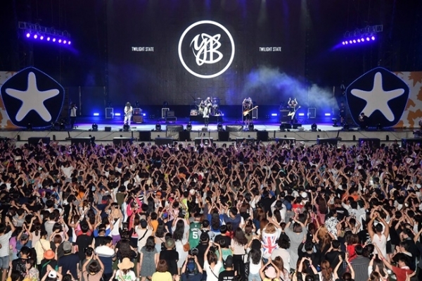 '인천 펜타포트 락 페스티벌 2019'가 개막된 9일 인천 송도국제도시 달빛축제공원에서 윤도현밴드(YB)의 공연에 관객들이 뜨거운 호응을 보내고 있다. 오는 11일까지 계속될 이번 행사는 인천광역시 주최, 인천관광공사와 경기일보가 공동주관했다. 특별취재반