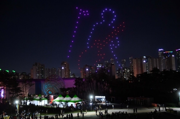 ‘인천 펜타포트 락 페스티벌 2019’ 개회식이 열린  9일 인천 송도달빛축제공원에서  공연장 하늘 위로 멋진 드론 쇼가 펼쳐지고 있다. 오는 11일까지 계속되는 이번 행사는 인천광역시 주최 경기일보 주관으로 열렸다. 특별취재반
